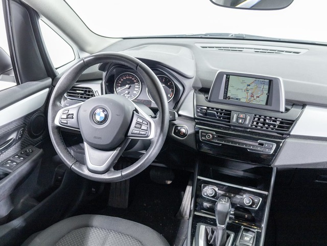 BMW Serie 2 218d Active Tourer color Blanco. Año 2015. 110KW(150CV). Diésel. En concesionario Oliva Motor Girona de Girona