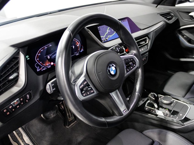 BMW Serie 1 116d color Negro. Año 2022. 85KW(116CV). Diésel. En concesionario Barcelona Premium -- GRAN VIA de Barcelona