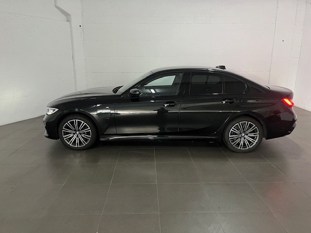 BMW Serie 3 330e color Negro. Año 2021. 215KW(292CV). Híbrido Electro/Gasolina. En concesionario Amiocar S.A. de Coruña
