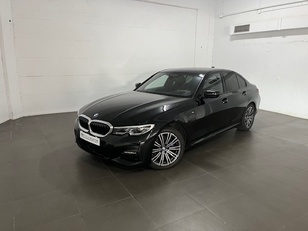 Fotos de BMW Serie 3 330e color Negro. Año 2021. 215KW(292CV). Híbrido Electro/Gasolina. En concesionario Amiocar S.A. de Coruña
