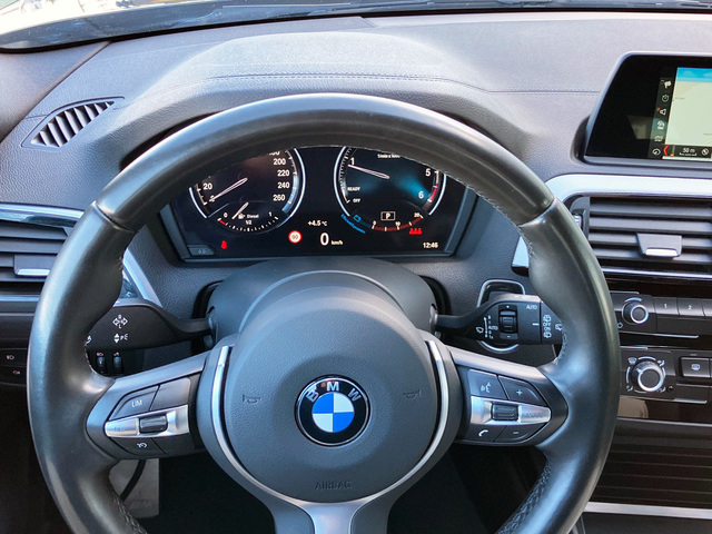 BMW Serie 1 118d color Negro. Año 2019. 110KW(150CV). Diésel. En concesionario Bernesga Motor León (Bmw y Mini) de León