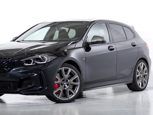 BMW Serie 1 M135i color Negro. Año 2024. 225KW(306CV). Gasolina. En concesionario Oliva Motor Girona de Girona