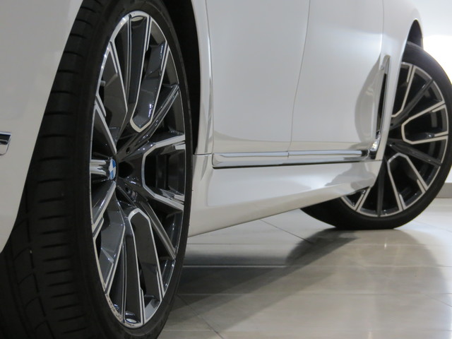 BMW Serie 7 730d color Blanco. Año 2019. 195KW(265CV). Diésel. En concesionario GANDIA Automoviles Fersan, S.A. de Valencia
