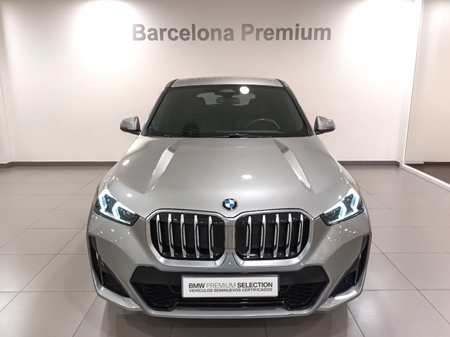 BMW X1 sDrive18i color Gris. Año 2023. 100KW(136CV). Gasolina. En concesionario Barcelona Premium -- GRAN VIA de Barcelona