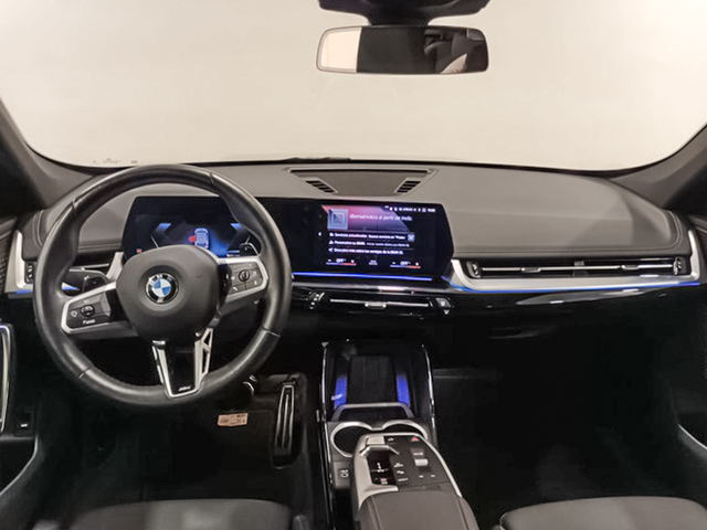BMW X1 sDrive18i color Gris. Año 2023. 100KW(136CV). Gasolina. En concesionario Barcelona Premium -- GRAN VIA de Barcelona