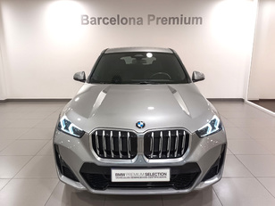 Fotos de BMW X1 sDrive18i color Gris. Año 2023. 100KW(136CV). Gasolina. En concesionario Barcelona Premium -- GRAN VIA de Barcelona