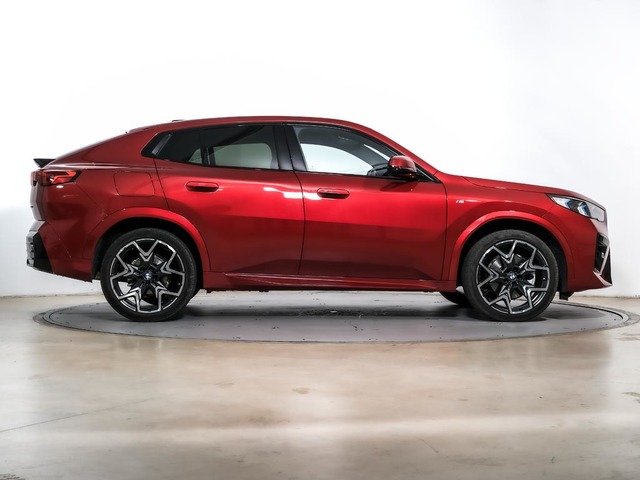 BMW X2 sDrive20i color Rojo. Año 2024. 125KW(170CV). Gasolina. En concesionario Oliva Motor Tarragona de Tarragona