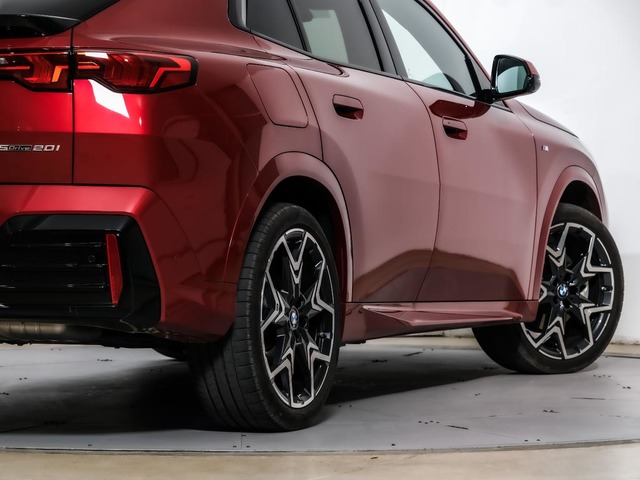 BMW X2 sDrive20i color Rojo. Año 2024. 125KW(170CV). Gasolina. En concesionario Oliva Motor Tarragona de Tarragona