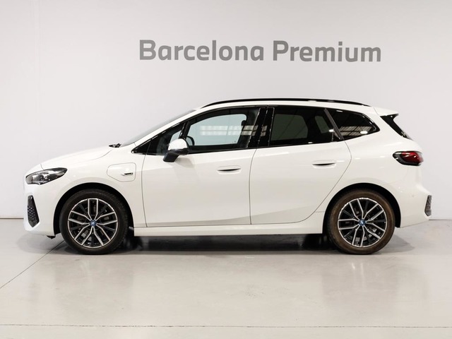 BMW Serie 2 225e Active Tourer color Blanco. Año 2022. 180KW(245CV). Híbrido Electro/Gasolina. En concesionario Barcelona Premium -- GRAN VIA de Barcelona