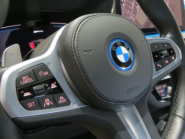 BMW Serie 5 530e color Negro. Año 2023. 215KW(292CV). Híbrido Electro/Gasolina. En concesionario GANDIA Automoviles Fersan, S.A. de Valencia