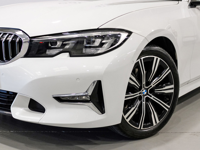 BMW Serie 3 320i color Blanco. Año 2020. 135KW(184CV). Gasolina. En concesionario Barcelona Premium -- GRAN VIA de Barcelona
