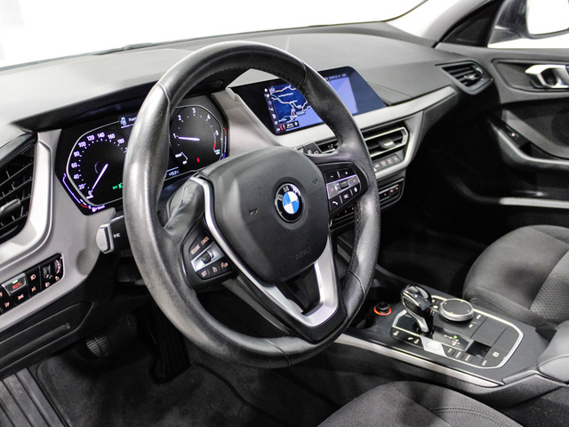 BMW Serie 1 116d color Blanco. Año 2020. 85KW(116CV). Diésel. En concesionario Barcelona Premium -- GRAN VIA de Barcelona