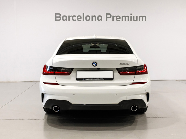 BMW Serie 3 320i color Blanco. Año 2022. 135KW(184CV). Gasolina. En concesionario Barcelona Premium -- GRAN VIA de Barcelona