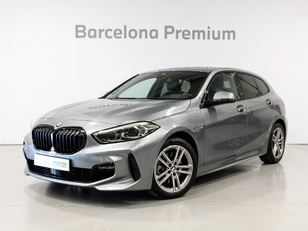 Fotos de BMW Serie 1 118d color Gris. Año 2023. 110KW(150CV). Diésel. En concesionario Barcelona Premium -- GRAN VIA de Barcelona