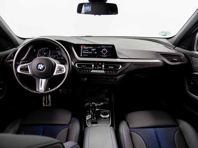 BMW Serie 1 118d color Gris. Año 2023. 110KW(150CV). Diésel. En concesionario Móvil Begar Alicante de Alicante