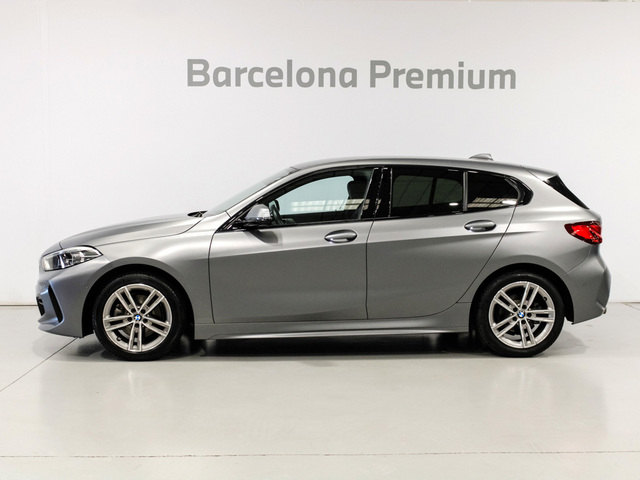 BMW Serie 1 118i color Gris. Año 2022. 103KW(140CV). Gasolina. En concesionario Barcelona Premium -- GRAN VIA de Barcelona