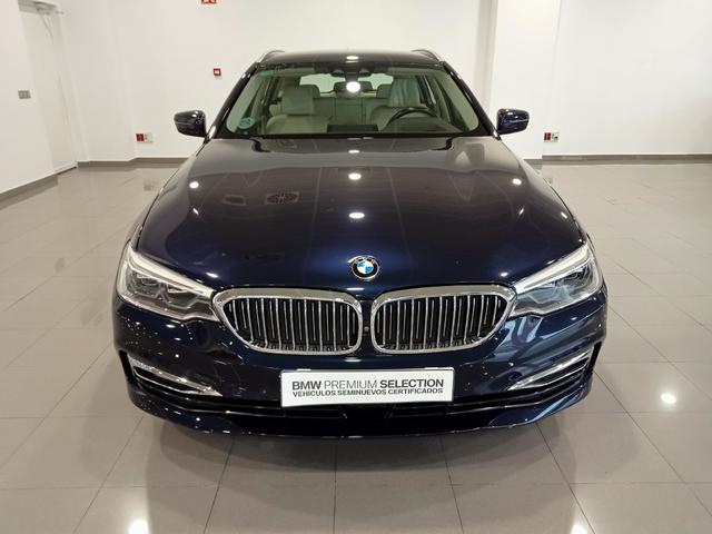 BMW Serie 5 520d Touring color Azul. Año 2019. 140KW(190CV). Diésel. En concesionario Mandel Motor Badajoz de Badajoz