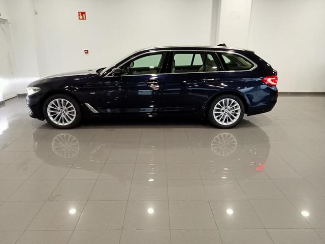 BMW Serie 5 520d Touring color Azul. Año 2019. 140KW(190CV). Diésel. En concesionario Mandel Motor Badajoz de Badajoz