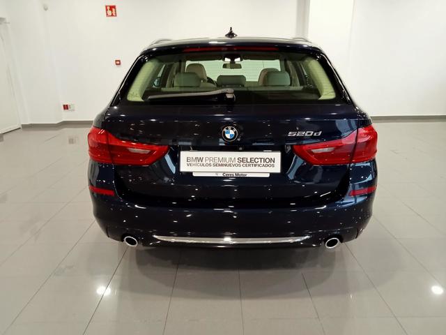 BMW Serie 5 520d Touring color Azul. Año 2019. 140KW(190CV). Diésel. En concesionario Mandel Motor Badajoz de Badajoz