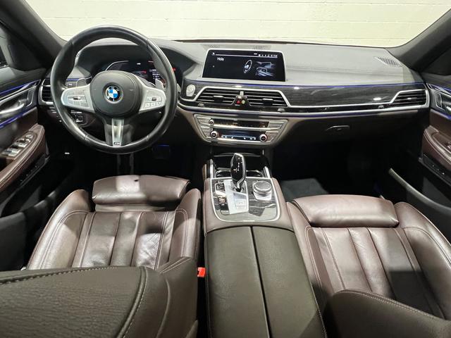 BMW Serie 7 740i color Negro. Año 2021. 250KW(340CV). Gasolina. En concesionario MOTOR MUNICH S.A.U  - Terrassa de Barcelona