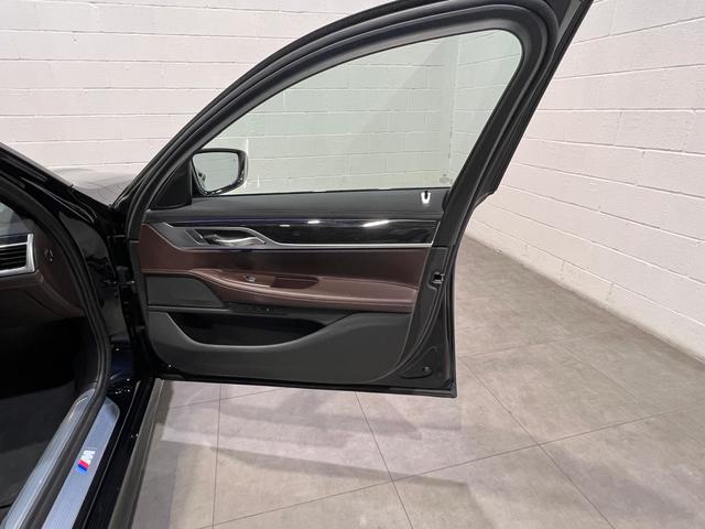 BMW Serie 7 740i color Negro. Año 2021. 250KW(340CV). Gasolina. En concesionario MOTOR MUNICH S.A.U  - Terrassa de Barcelona