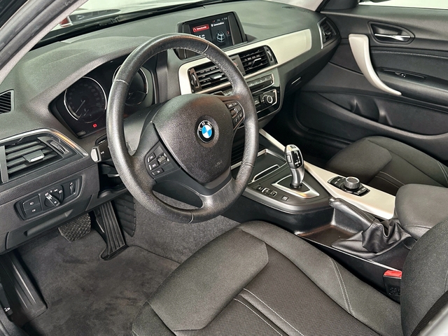 BMW Serie 1 118i color Negro. Año 2018. 100KW(136CV). Gasolina. En concesionario Triocar Gijón (Bmw y Mini) de Asturias