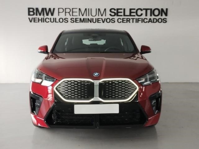 BMW iX2 xDrive30 color Rojo. Año 2024. 230KW(313CV). Eléctrico. En concesionario Lurauto Bizkaia de Vizcaya
