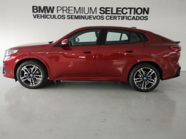BMW iX2 xDrive30 color Rojo. Año 2024. 230KW(313CV). Eléctrico. En concesionario Lurauto Bizkaia de Vizcaya