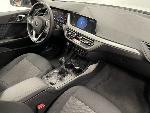 BMW Serie 1 118d color Blanco. Año 2021. 110KW(150CV). Diésel. En concesionario Maberauto de Castellón