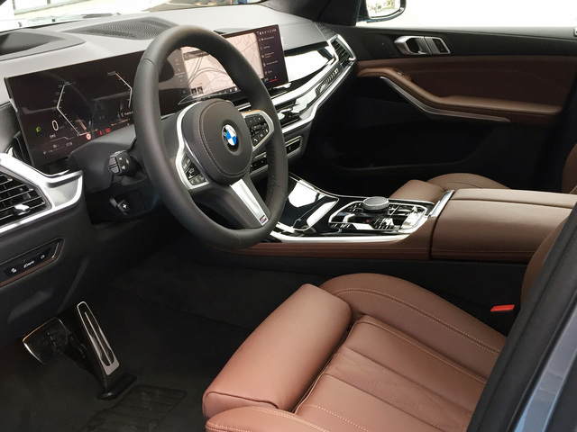 BMW X7 xDrive40d color Gris. Año 2024. 259KW(352CV). Diésel. En concesionario Grünblau Motor (Bmw y Mini) de Cantabria