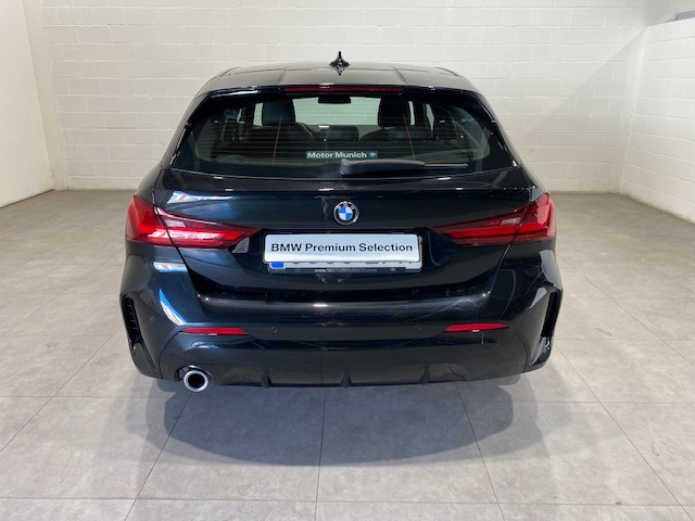 BMW Serie 1 118i color Negro. Año 2020. 103KW(140CV). Gasolina. En concesionario MOTOR MUNICH S.A.U  - Terrassa de Barcelona