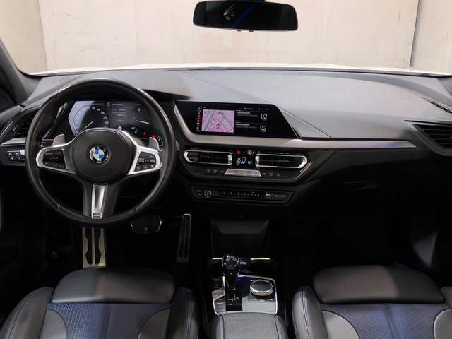 BMW Serie 1 118d color Blanco. Año 2021. 110KW(150CV). Diésel. En concesionario Movilnorte El Carralero de Madrid