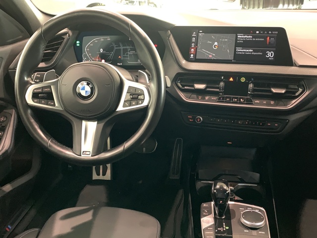 BMW Serie 1 118d color Rojo. Año 2020. 110KW(150CV). Diésel. En concesionario Celtamotor Lalín de Pontevedra