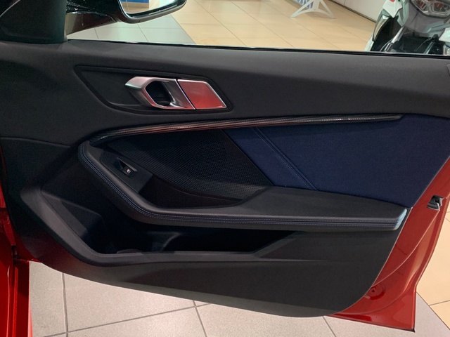 BMW Serie 1 118d color Rojo. Año 2020. 110KW(150CV). Diésel. En concesionario Celtamotor Lalín de Pontevedra