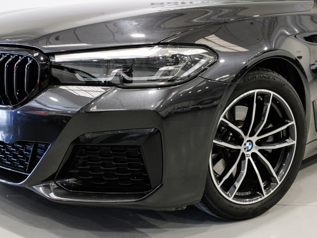 BMW Serie 5 520d color Gris. Año 2023. 140KW(190CV). Diésel. En concesionario Barcelona Premium -- GRAN VIA de Barcelona