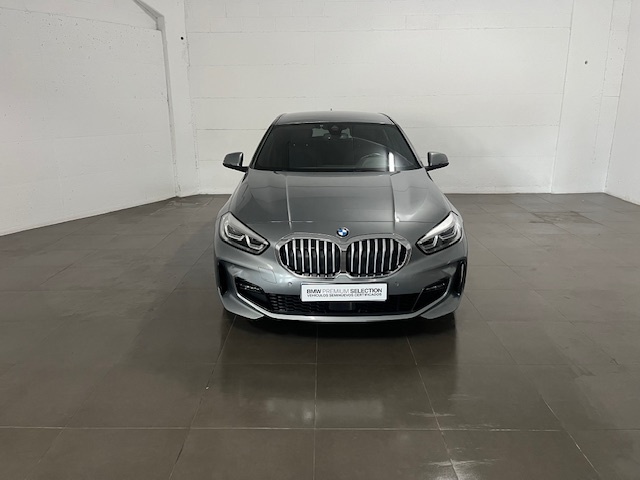 BMW Serie 1 118d color Gris. Año 2022. 110KW(150CV). Diésel. En concesionario Amiocar S.A. de Coruña