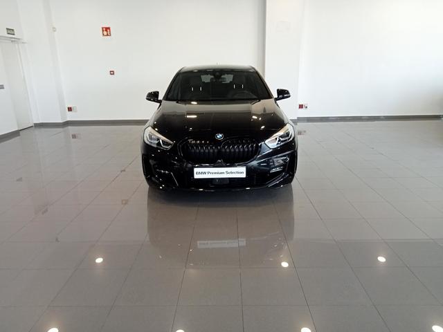 BMW Serie 1 118d color Negro. Año 2024. 110KW(150CV). Diésel. En concesionario Mandel Motor Badajoz de Badajoz