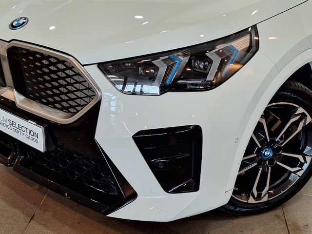 BMW iX2 xDrive30 color Blanco. Año 2024. 230KW(313CV). Eléctrico. En concesionario Tormes Motor de Salamanca