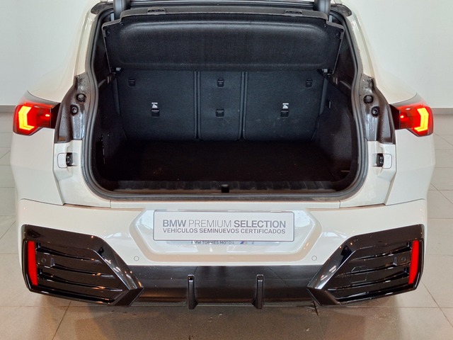 BMW iX2 xDrive30 color Blanco. Año 2024. 230KW(313CV). Eléctrico. En concesionario Tormes Motor de Salamanca