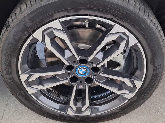 BMW iX2 xDrive30 color Blanco. Año 2024. 230KW(313CV). Eléctrico. En concesionario Tormes Motor de Salamanca