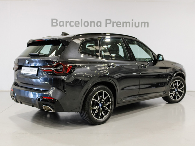 BMW X3 xDrive30e color Gris. Año 2023. 215KW(292CV). Híbrido Electro/Gasolina. En concesionario Barcelona Premium -- GRAN VIA de Barcelona