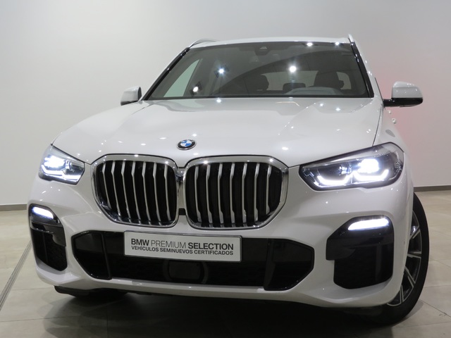 BMW X5 xDrive30d color Blanco. Año 2021. 195KW(265CV). Diésel. En concesionario GANDIA Automoviles Fersan, S.A. de Valencia