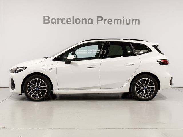 BMW Serie 2 225e Active Tourer color Blanco. Año 2023. 180KW(245CV). Híbrido Electro/Gasolina. En concesionario Barcelona Premium -- GRAN VIA de Barcelona