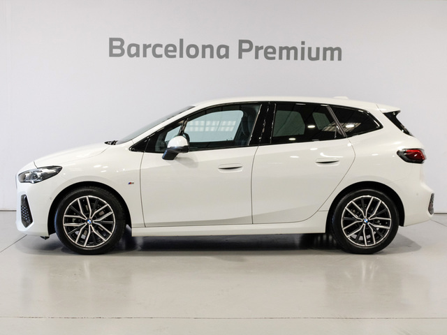 BMW Serie 2 218i Active Tourer color Blanco. Año 2023. 100KW(136CV). Gasolina. En concesionario Barcelona Premium -- GRAN VIA de Barcelona