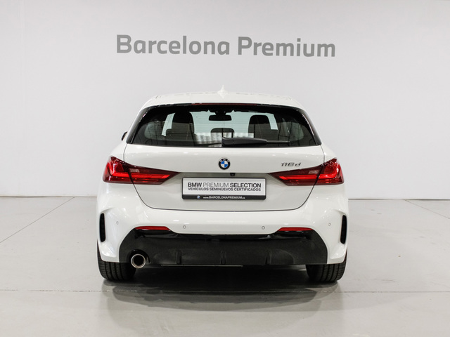 BMW Serie 1 116d color Blanco. Año 2022. 85KW(116CV). Diésel. En concesionario Barcelona Premium -- GRAN VIA de Barcelona