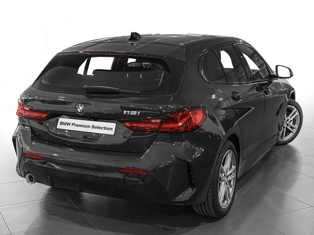 BMW Serie 1 118i color Negro. Año 2022. 103KW(140CV). Gasolina. En concesionario Caetano Cuzco, Alcalá de Madrid