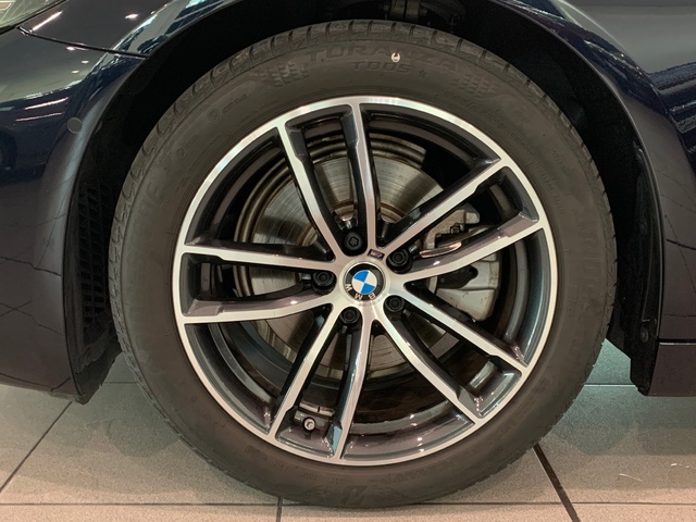 BMW Serie 5 520d color Negro. Año 2023. 140KW(190CV). Diésel. En concesionario Celtamotor Lalín de Pontevedra