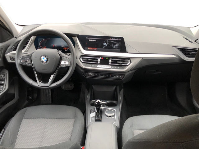 BMW Serie 1 118i color Blanco. Año 2023. 103KW(140CV). Gasolina. En concesionario Auto Premier, S.A. - MADRID de Madrid
