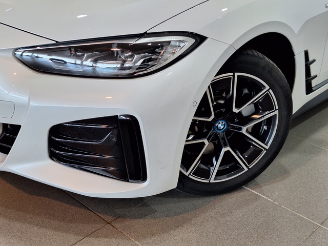 BMW i4 eDrive40 color Blanco. Año 2024. 250KW(340CV). Eléctrico. En concesionario Tormes Motor de Salamanca