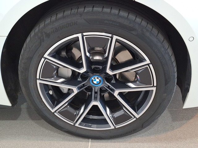 BMW i4 eDrive40 color Blanco. Año 2024. 250KW(340CV). Eléctrico. En concesionario Tormes Motor de Salamanca